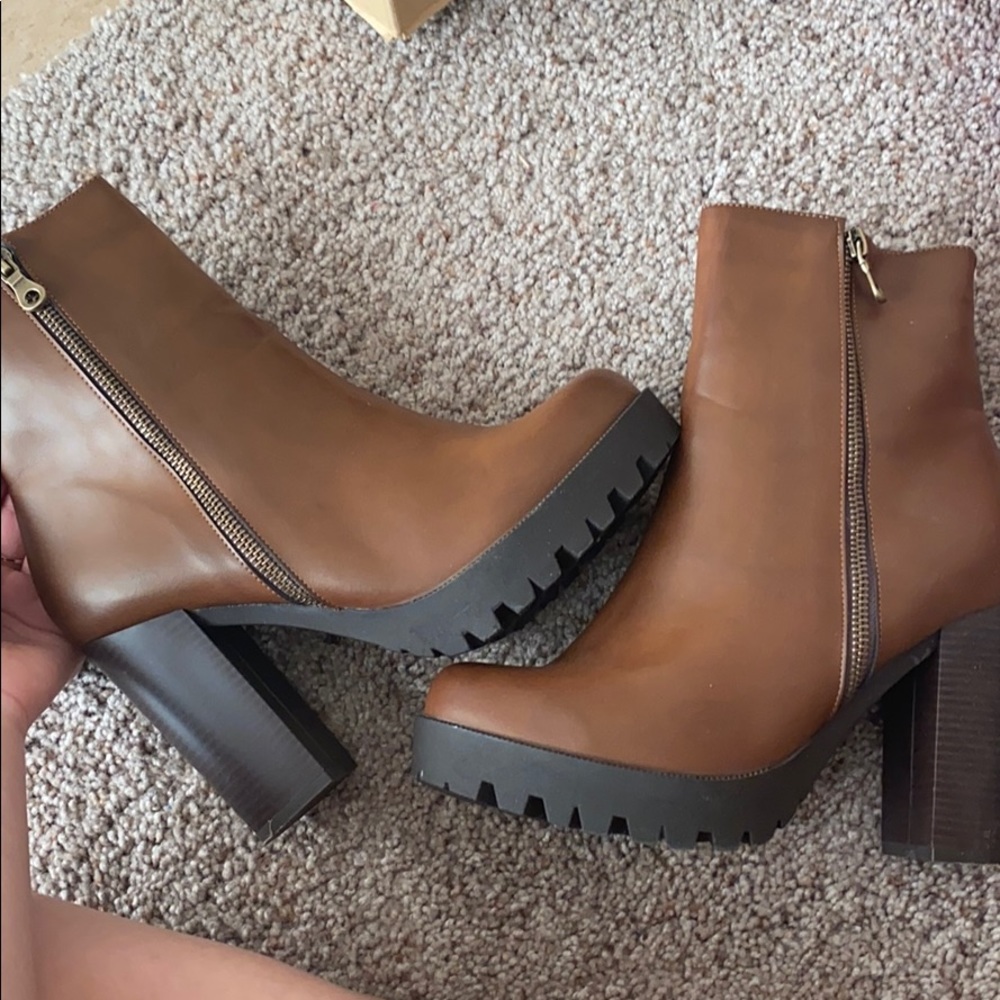 I’m selling this beautiful boots.